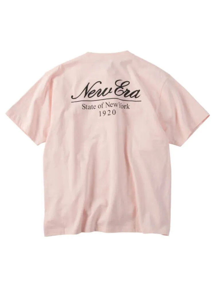 ピンク 【NEW ERA(ニューエラ)】クラシックスクリプトロゴ半袖Tシャツ